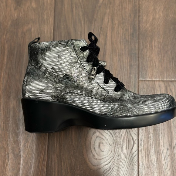 Women’s Algeria Eliza Elegance Lace Up Booties - Picture 15 of 16